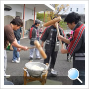 依井消防団との餅つき2